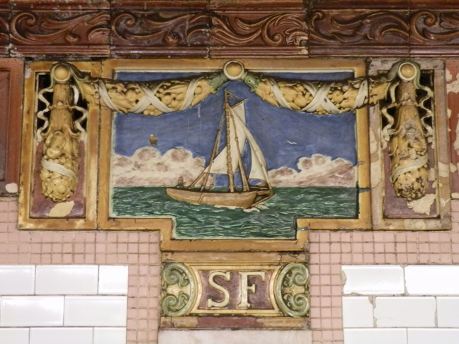 Decorative tiles, South Ferry subway station, Manhattan (Heins &amp; LaFarge, 1905)